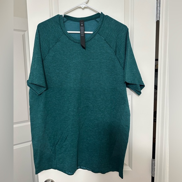 NWT lululemon Men’s Short Sleeve Tee - Picture 1 of 3